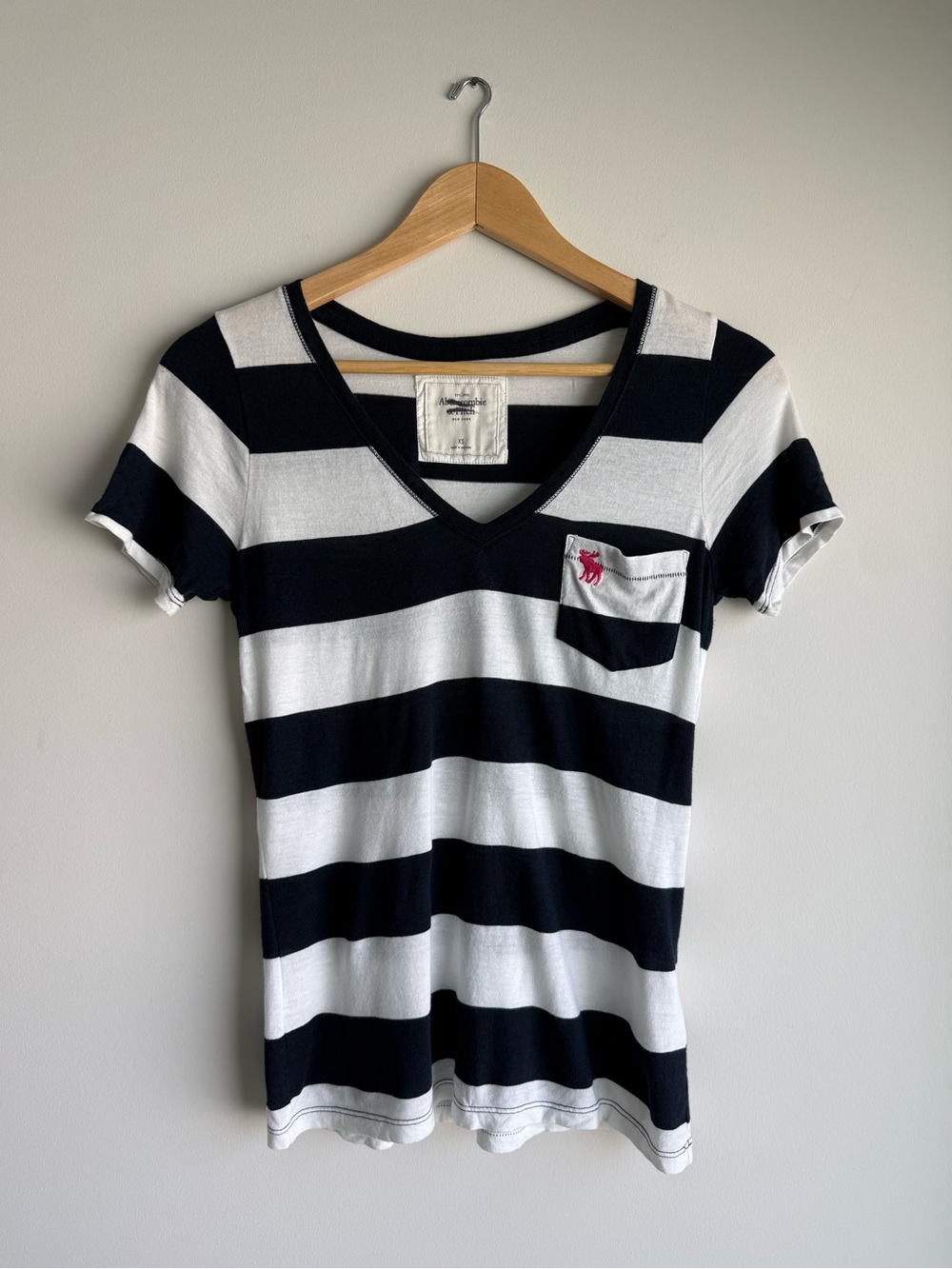 Abercrombie & Fitch Striped V Neck Pocket Tee XS Moose Logo
